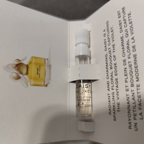 FREE gift with any purchase over CAD45 from my closet. Marc Jacobs - Picture 1 of 1